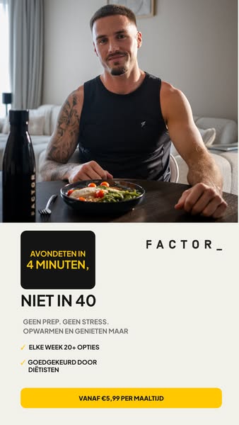 Tattooed fit man in a black tank top smiling at a table with a Factor meal, Dutch text '4 minuten, niet in 40'